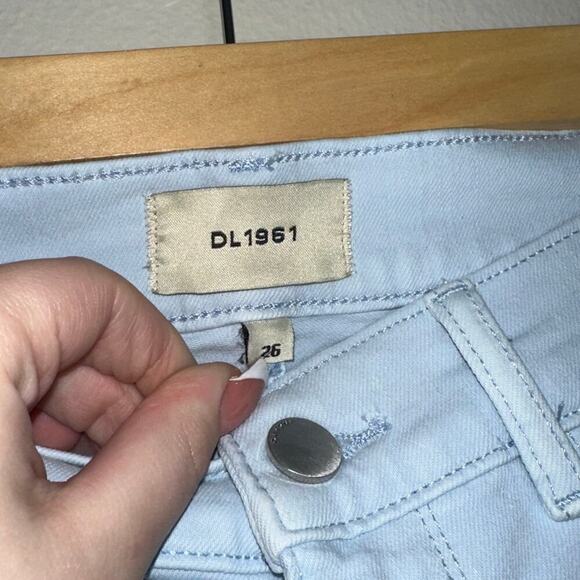 DL1961 High Rise Mara Straight Jeans Light Blue Wash Size 26 No Holes No Rips - Picture 3 of 8